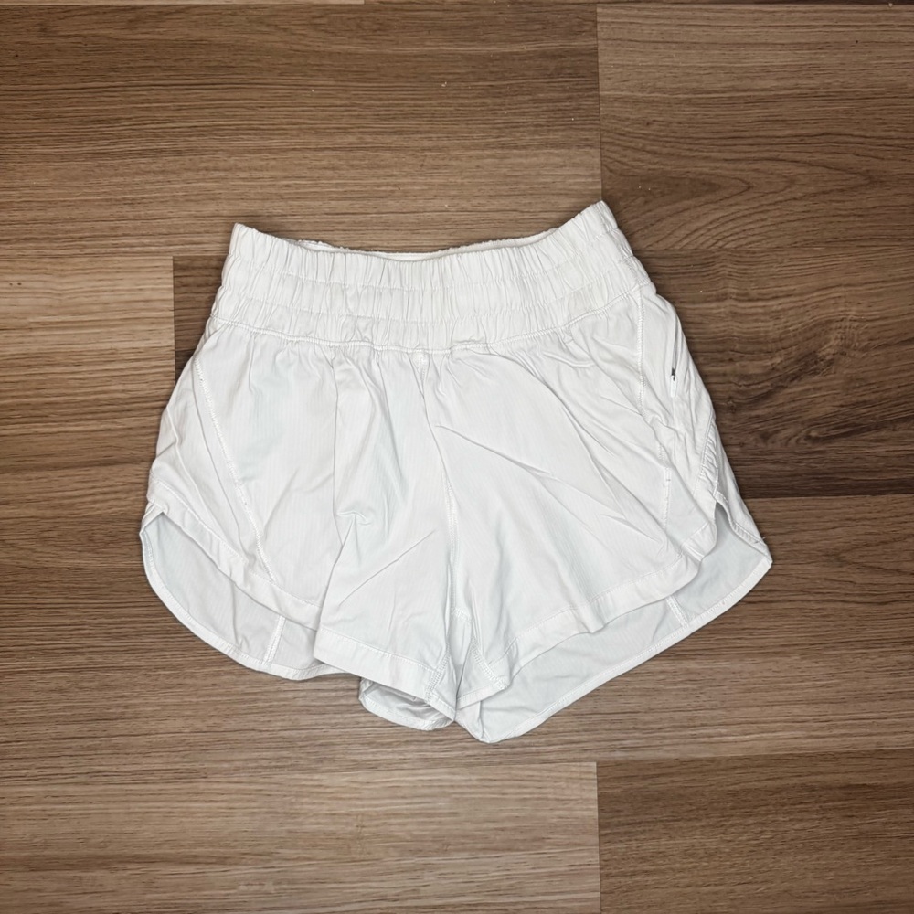 Lululemon Hotty Hot 2.5” Shorts Size 4 Small White No Liner